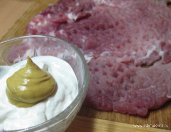 Сметану смешать с горчицей