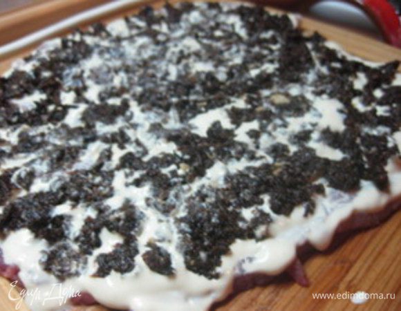 На промазанное сметанно-горчичной смесью мясо выложить чернослив,