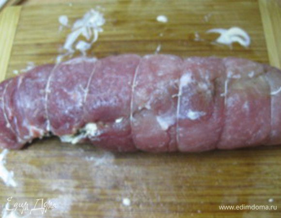 Подготовленное мясо свернуть в рулет и обвязать его ниткой, чтобы он не распался во время жарки.