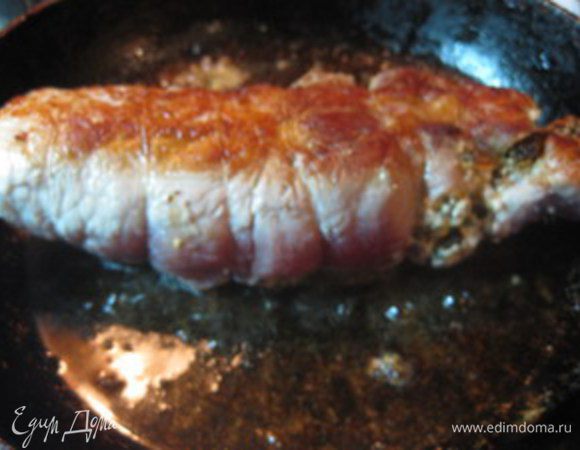 Рулет обжарить на раскаленной сковороде в небольшом количестве растительного масла со всех сторон до образования румяной корочки.