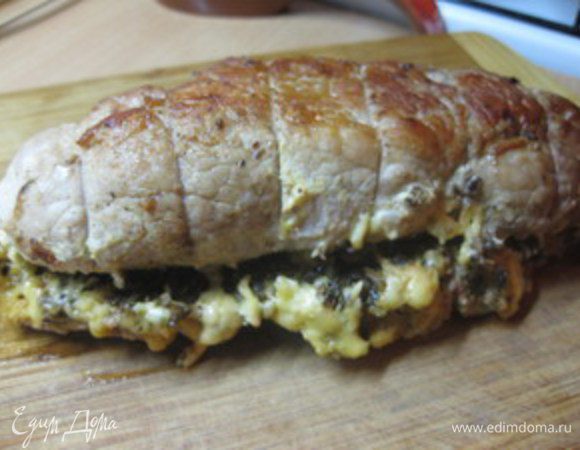 Готовому рулету дать немного остыть, очистить от нитки и нарезать тонкими порционными кусочками. Сверху можно полить соусом, который образовался в форме для запекания.

Приятного аппетита!