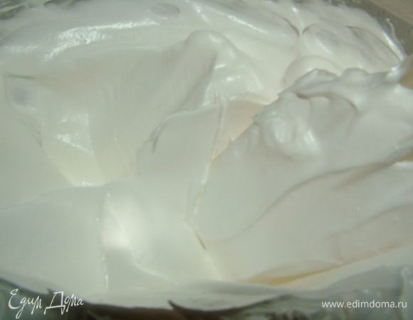 Разогреваем духовку до 150 градусов.
В миксере взбить белки постепенно увеличивая скорость взбиваем до гладкой массы, чтоб проверить готовность масса должна держать форму.