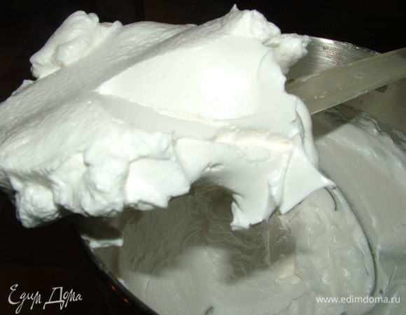 Продолжая взбивать добавляем сахар по 1 ст. ложке, затем добавляем крахмал. Можно смешать крахмал с 2 ст. л. белого винного уксуса, должна получится гладкая масса.