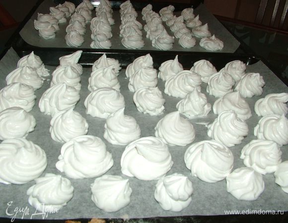 Заполняем массу в кондитерский мешок. и отсаживаем на противень застеленный пергаментом и отправляем в разогретую духовку на 1 час.
