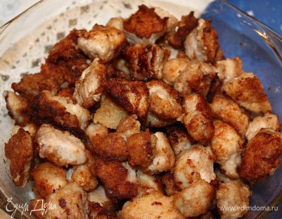 Мясо промыть и порезать на небольшие кусочки. Обвалять в муке каждый кусочек и обжарить на сильном огне до образования хрустящей корочки (не до готовности!). 