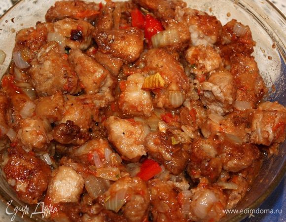 Лук нарезать на кубики крупно и обжаривать на растительном масле. Когда лук станет прозрачным, добавить нарезанный чеснок и довести до готовности. Добавить к мясу и перемешать. Затем добавить сливовый соус (его можно заменить соусом «Ткемали»), специи, бульон и вино. Все хорошо перемешать, накрыть крышкой и поставить в разогретую духовку до 180 градусов. Время в духовке – 1 час 30 минут.