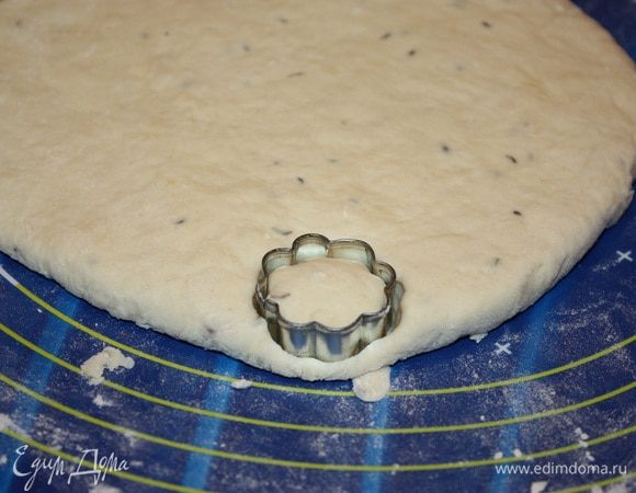 В миску насыпаем муку, добавляем масло, тмин, соль и молоко. Замесить тесто. Раскатать толщиной 1,5-2 см и вырезать пышки.