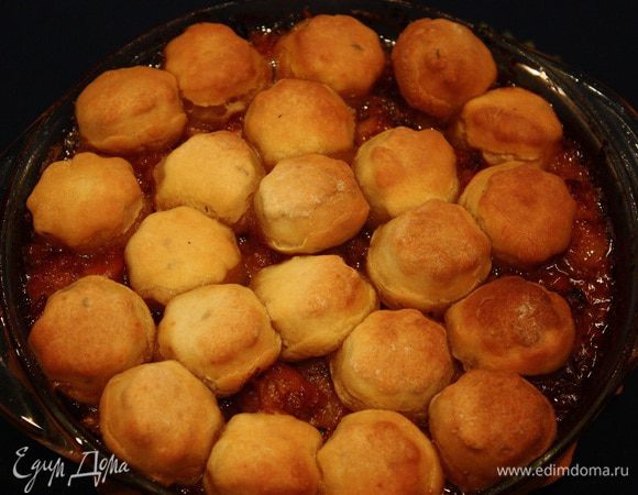 Подавать в горячем виде в том блюде, в котором готовили. Лучше брать прозрачное блюдо, тогда хорошо видна текстура приготовленного блюда. 
Приятного аппетита!!!
