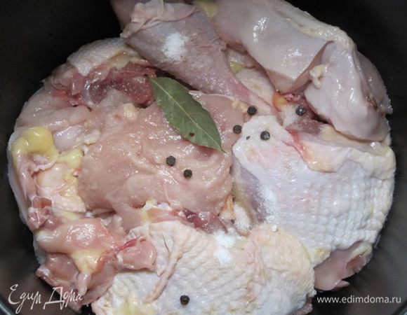 Добавить лавровый лист, горошины перца и соль. Воду и масло не добавлять! Готовить на программе "Тушение" 2 часа. Если мясо курицы жесткое, то можно дополнительно тушить ещё 30 минут.