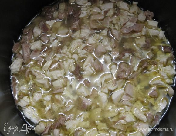 Сок, выделившийся из курицы, процедить через марлю. Вылить обратно в чашу мультиварки, добавить куриное мясо.