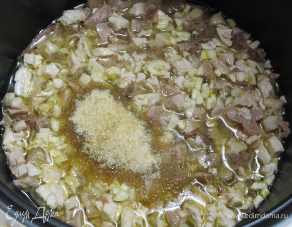 На кусочки курицы выложить мелко нарезанные 3 зубчика  чеснока, засыпать желатин, размешать. Вновь готовить на программе "Тушение" 2 часа.