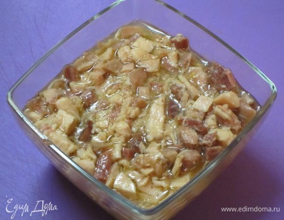 Затем перелить куриное мясо вместе с соком в любую тарелку. Я вылила в стеклянный салатник. Остудить.