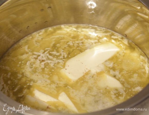 Довести до кипения воду, масло, соль и сахар. 