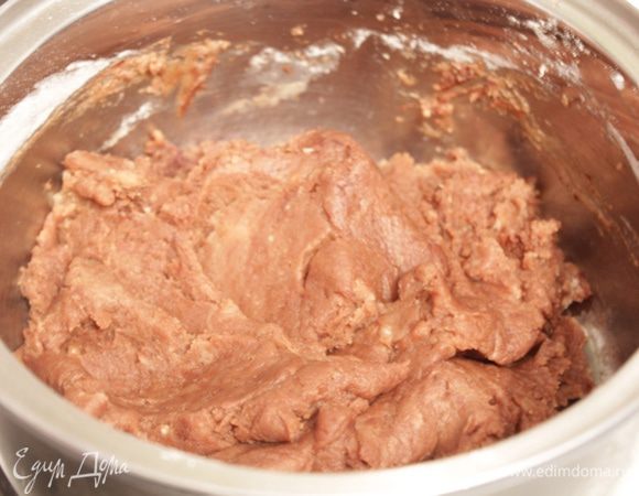 Какао  с мукой всыпать в кипящую воду. Огонь отключить и тщательно быстро перемешать , пока не получится гладкое тесто, которое будет отставать от стенок кастрюли. Дать тесту немного остыть.