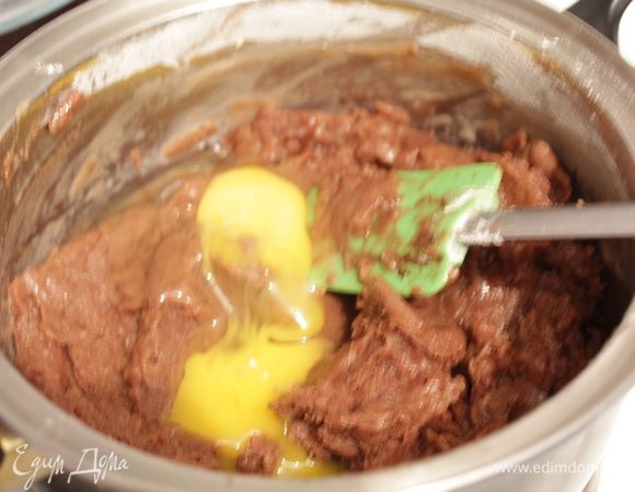 Добавлять по 1 яйцу и тщательно перемешивать.