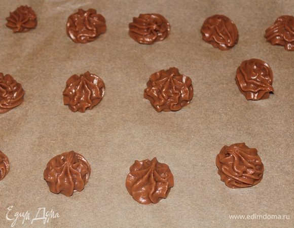 Противень, застелить пекарской бумагой, с помощью насадки сформировать профитроли.