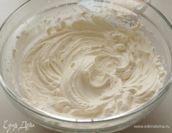 Для крема: сливки взбить до устойчивых пиков и аккуратно подмешать к маскарпоне, сахар добавляйте по вкусу.