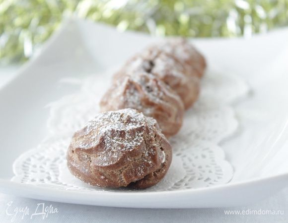 Начините профитроли с помощью кондитерского кулька с насадкой.