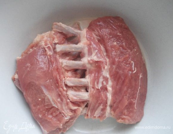 Приготовить мясо, срезать жилки и пленки.