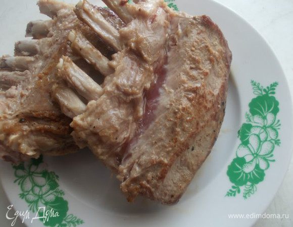 В сковороде раскалить масло и обжарить баранину со всех сторон.