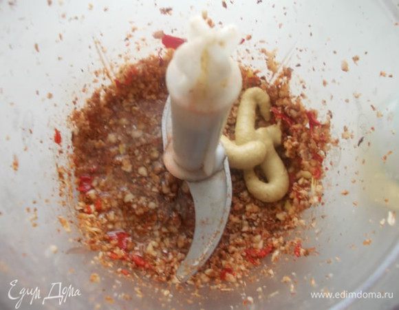 Затем приготовить панировку. Для этого соединить все ингредиенты и измельчить в блендере.