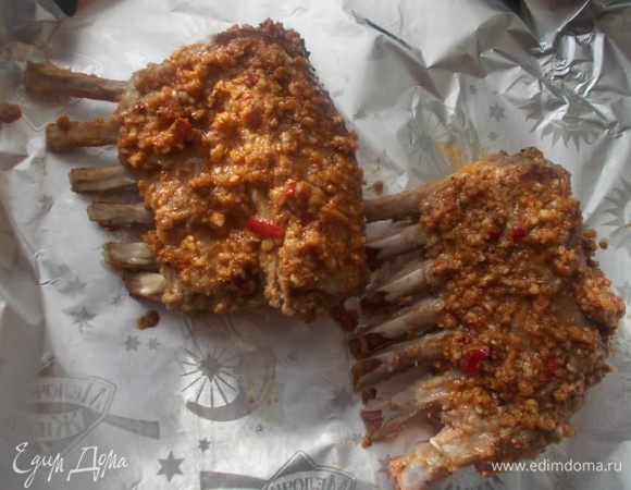 Обмазать хорошенько наше мясо и выложить на фольгу. Запекать в предварительно разогретой духовке 190-200°С 20-30 минут, в зависимости от возраста мяса и желаемой степени прожарки.