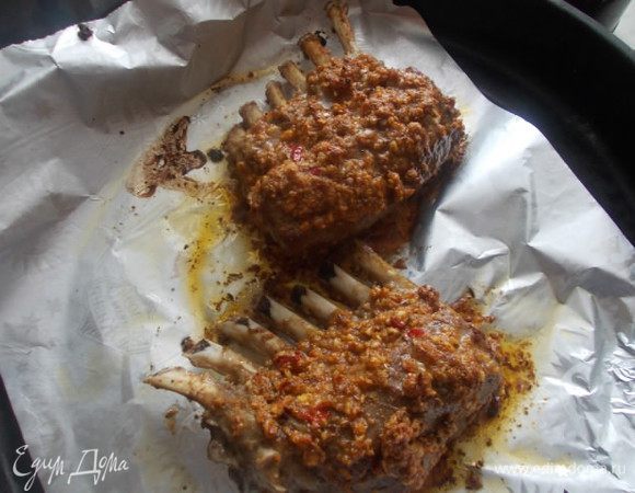 Затем достать мясо и завернуть его в фольгу,в которой оно запекалось. Дать отдохнуть ему 10 минут, затем порезать на порции. Я подавала с маринованным виноградом и луковым конфитюром, рецепты которых я уже здесь публиковала. Приятного аппетита!!!