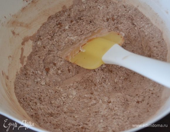 В яйца просеять муку, какао и разрыхлитель, взбить.