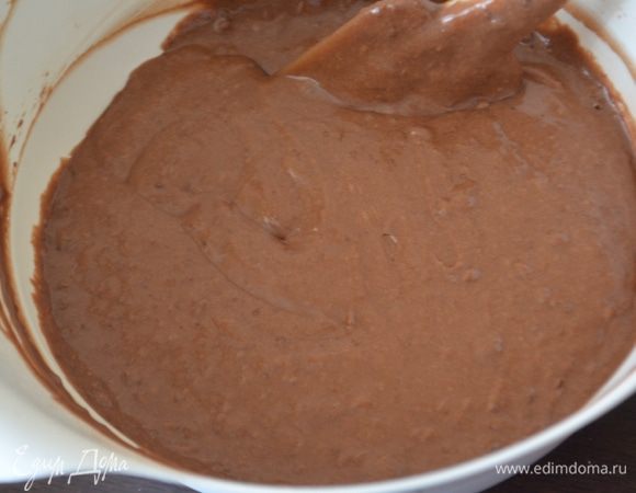 Добавляем 3 ст ложки кипятка и растительное масло и еще раз взбиваем.