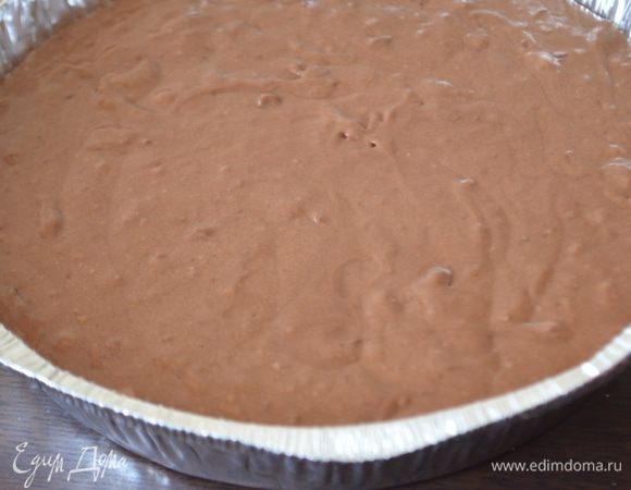 Выкладываем тесто в смазанную растительным маслом разъемную форму 24 см. Выпекаем 40 минут при 180°С.