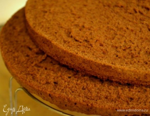 Готовый бисквит разрезать на 2 части.