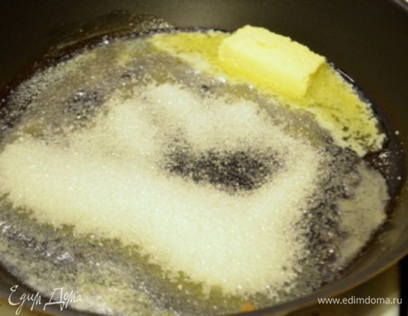 Займемся суфле: растопить сливочное масло с сахаром.