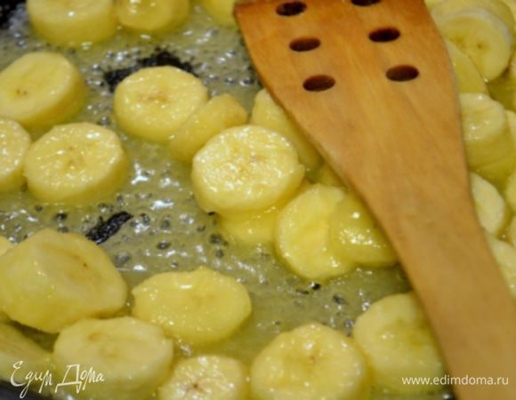 В растопленное масло с сахаром выложить бананы, нарезанные на кусочки!Обжариваем бананы примерно 10 минут, до мягкости.
