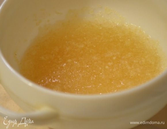 Желатин залить водой и дать разбухнуть.