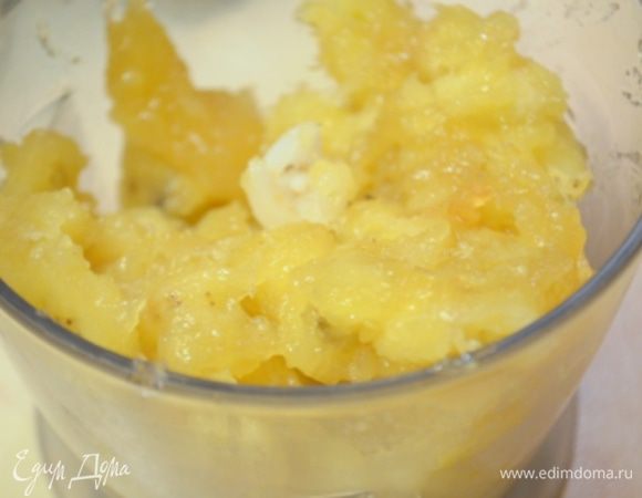 Бананы взбить блендере с 100 мл сливок.