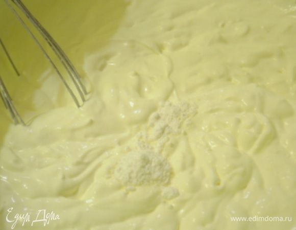 Сливки взбить с пудрой до устойчивой пены.