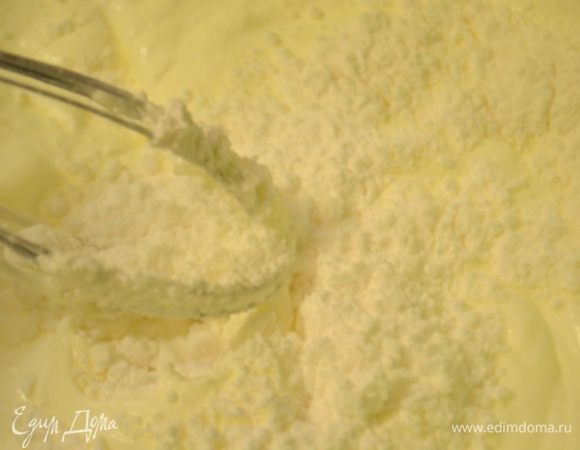 Желатин прогреть в микроволновке, чтобы он полностью растворился, влить его во взбитые сливки и взбить еще раз.