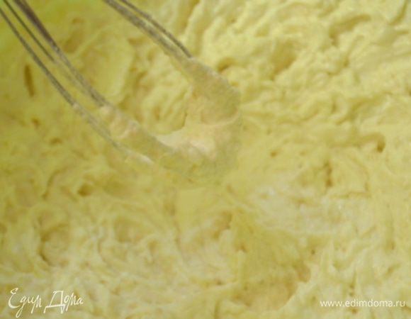 Смешать сливки и банановую массу, взбить!