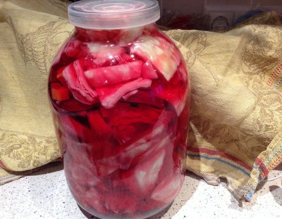 Капусту крупно порезать на куски, свеклу кружками, морковь полосками, чеснок на половинки. Все сложить в 3-х литровую банку.
Маринад:
в 1 л воды добавить масло, сахар, соль, уксус. Довести до кипения.
Остудить 5-10 минут и залить в банку.