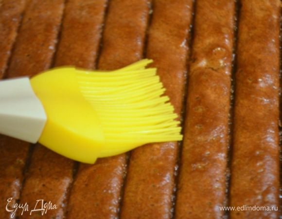 Форму для торта (24 см разъемная) выстелить пищевой пленкой, выложить на дно 1 бисквит, пропитать его сиропом обильно! У меня был покупной клубничный, можно самим сварить из меда, лимонного сока, коньяка и воды...