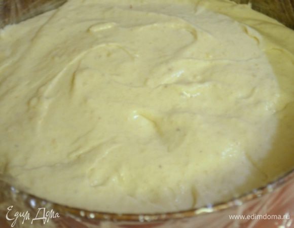 На пропитанный корж вылить 1/2 часть жидкого суфле.