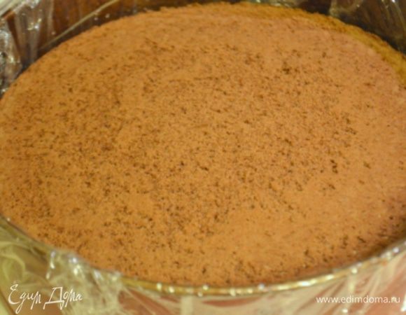 Сверху накрыть вторым коржом.