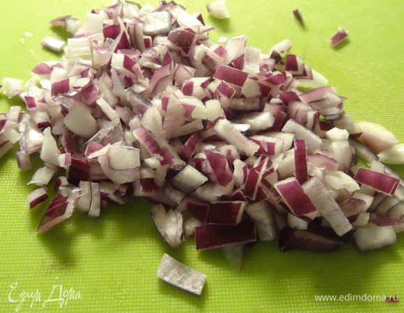 Порежьте мелко красный лук и выложите поверх теста.