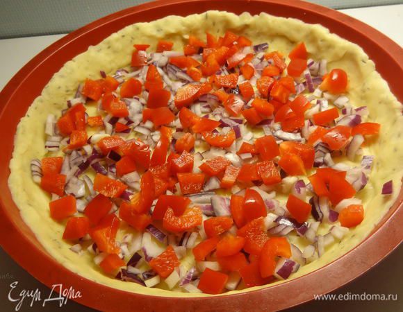 Порежьте красный болгарский перец кубиком и также распределите поверх теста.