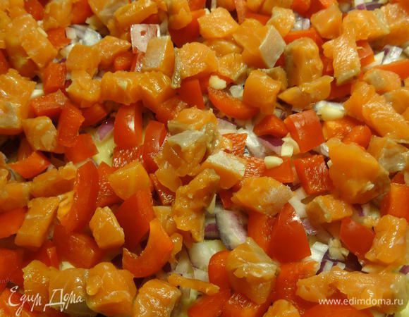 Порежьте кубиком филе лосося холодного копчения. Половину добавьте в начинку, вторую половину отложите в сторону для заливки.