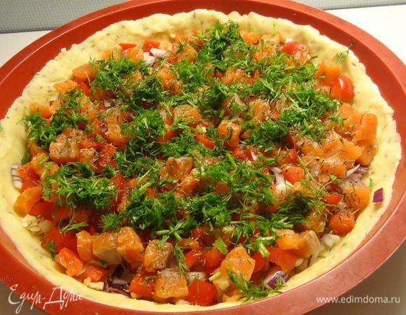 Мелко порежьте зубчик чеснока и положите в начинку. Добавьте соль, два вида молотого перца и тимьян. Присыпьте сверху свежим укропом.