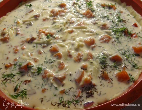 Распределите заливку равномерно по всему пирогу.