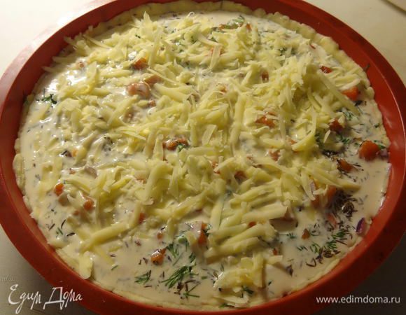 Присыпьте тертым сыром и отправляйте пирог в разогретую до 200° С духовку на 40 минут. Если верх пирога зарумянился раньше времени, прикройте его фольгой.