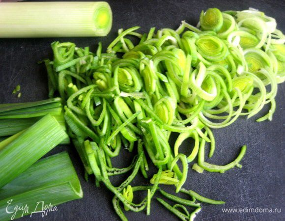 Я использовала среднюю часть лука порея,треть стебля нарезать тонкими кольцами.