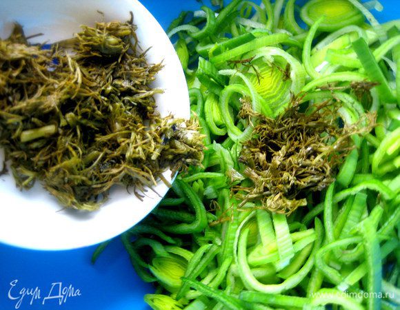 В холодильнике был засоленный летом укроп (просто нарезан,пересыпан солью слоями и утрамбован в маленькие баночки), возьмём примерно столовую ложку и добавим к луку.